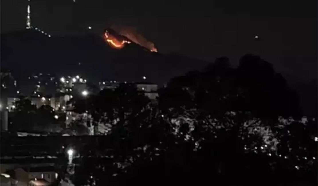 Incêndio atinge Pico do Jaraguá, ponto mais alto da cidade de SP