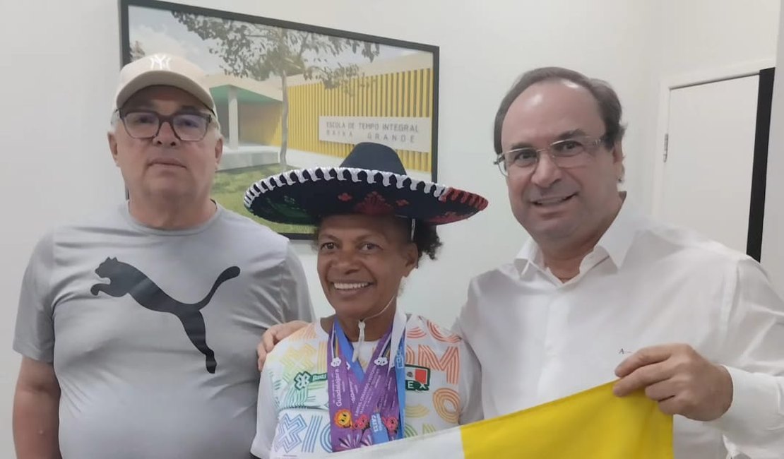 Luciano Barbosa recebe Carminha e ressalta exemplo da ultramaratonista