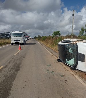 Condutor perde o controle da direção e capota veículo em Arapiraca