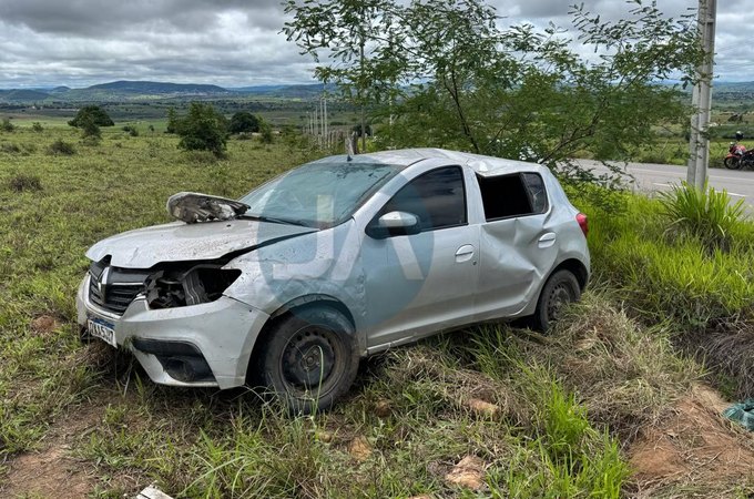 Carro com cinco ocupantes capota e duas pessoas são socorridas em Arapiraca