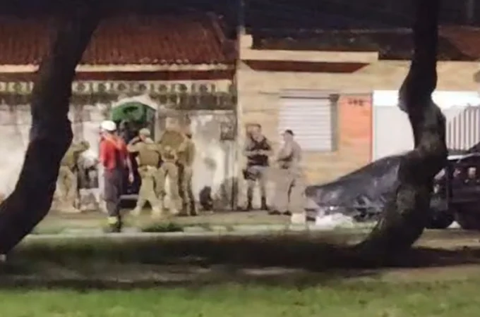 Homem armado com facão mantém filhas e esposa trancadas dentro de banheiro em Maceió; bope foi acionado e resgatou vítimas