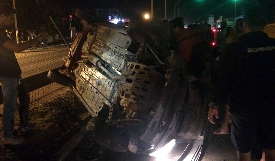 Condutor perde controle de veículo e capota na AL-220 em Arapiraca