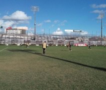 Técnico Vica realiza testes na lateral-direita e no meio-campo alvinegro em treino no Fumeirão