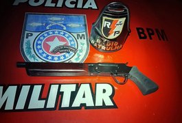 Homem de 40 anos é preso com espingarda guardada em sacola no bairro Brasília, em Arapiraca