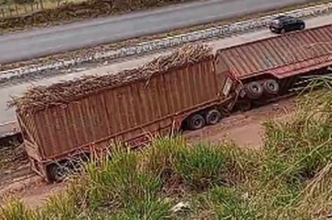 VÍDEO: Carreta canavieira tomba em estrada de acesso à usina em Teotônio Vilela