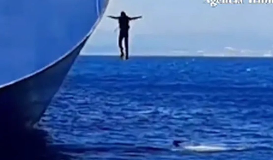 Polícia da Espanha flagra traficantes saltando de navio em movimento com 100 kg de cocaína