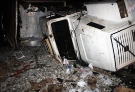 Após caminhão tombar em São Miguel dos Campos, carga é totalmente saqueada