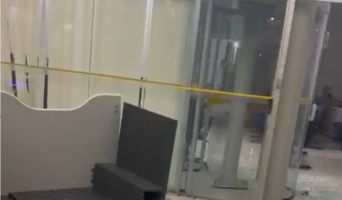 Adolescente invade agência bancária, causa danos e fere policial militar em Piaçabuçu