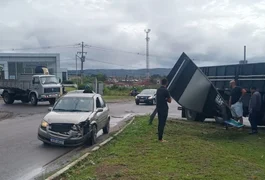 Colisão entre carro e caminhão é registrada perto da Rodoviária de Palmeira dos Índios