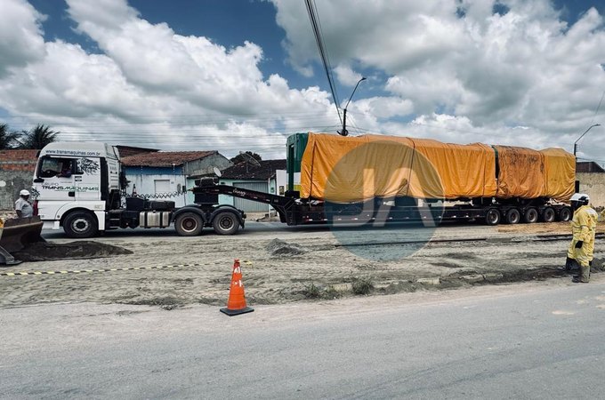 Carretas com vagões do VLT de Arapiraca chegam a cidade para descarregamento