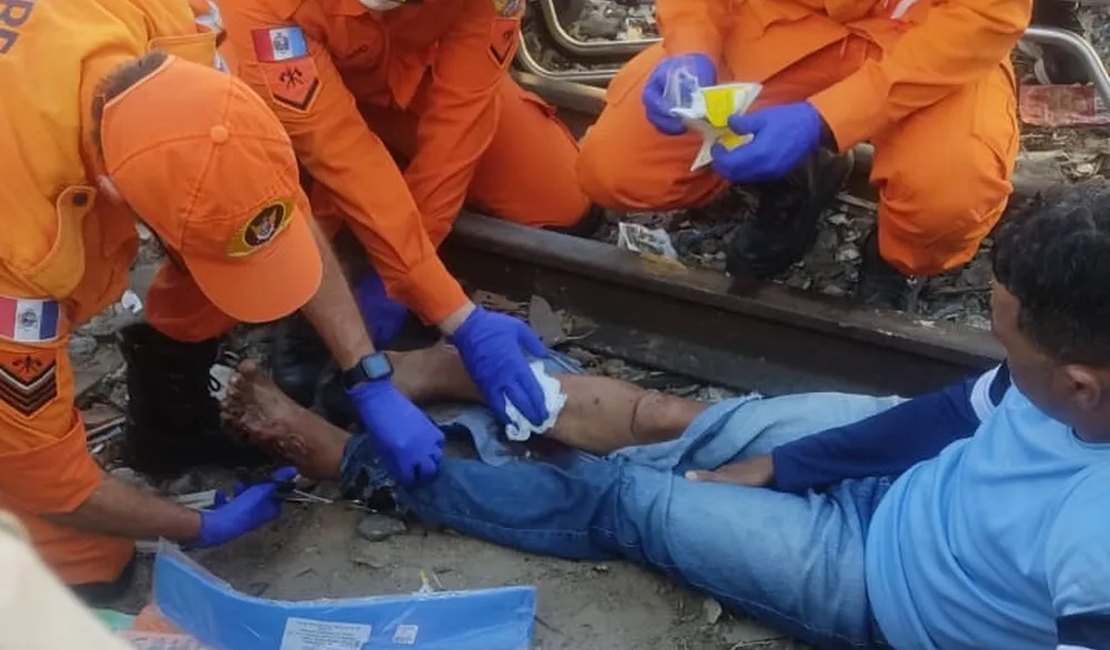 Motociclista tem perna quebrada após ser atropelado por VLT em Maceió