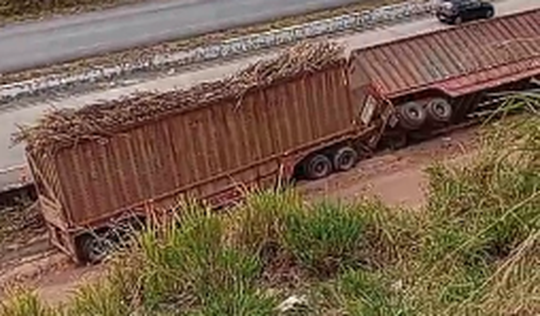 VÍDEO: Carreta canavieira tomba em estrada de acesso à usina em Teotônio Vilela