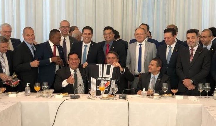 Bolsonaro recebe camisa do ASA e garante vinda a Arapiraca ao lado do deputado Severino Pessoa