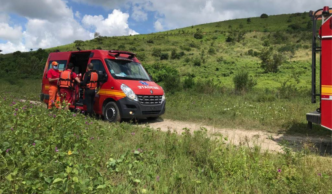 Bombeiros socorrem vítima de colisão entre carro e motocicleta em São José da Tapera