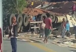 Carreta de MDF tomba, deixa um ferido e causa interdição parcial da BR-101, em Joaquim Gomes