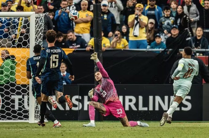 Com um a mais, Brasil perde para França em amistoso nos EUA