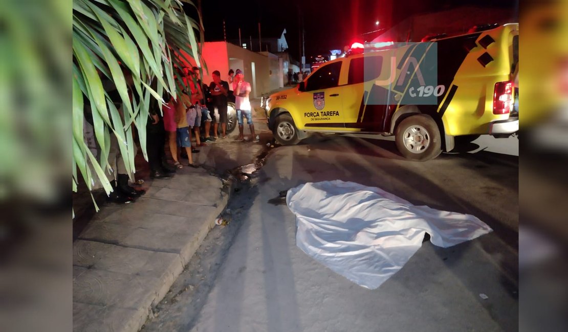 Mototaxista é morto a tiros durante passagem de trio elétrico em bairro de Arapiraca