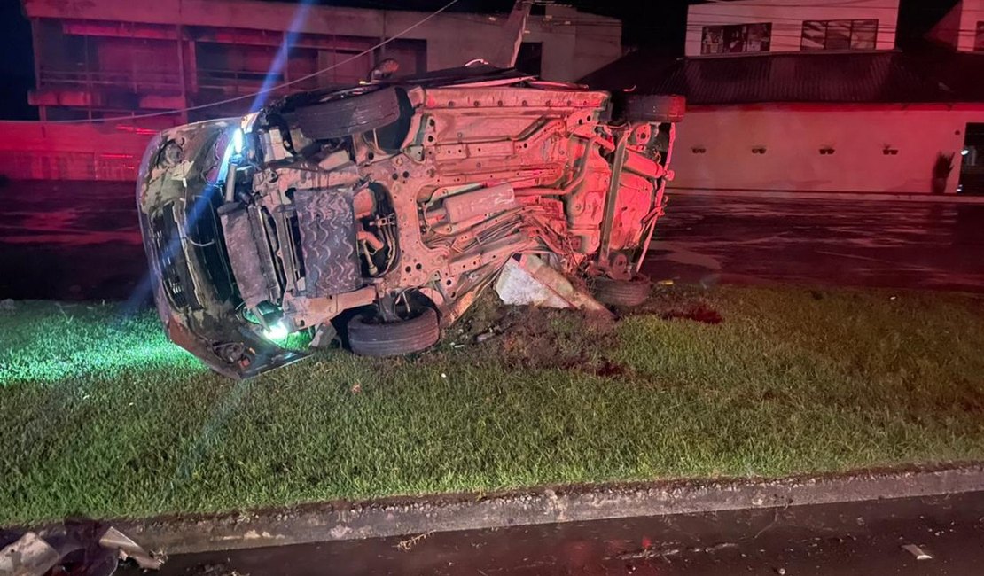 Batida de carro em poste deixa dois mortos e quatro feridos em Marechal Deodoro
