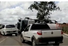 Caminhoneiro fica ferido após perder controle de veículo e tombar no Agreste