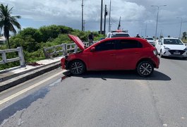 Motorista perde controle de carro e colide em mureta de rodovia alagoana