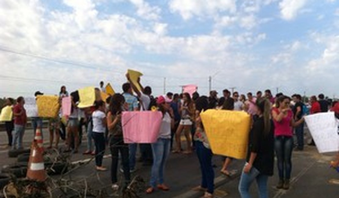 Estudantes de faculdade particular bloqueiam AL-101 Sul em protesto