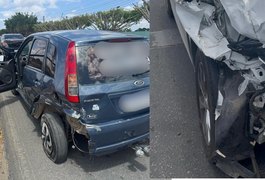 Carro que entrava na AL-220 e outro veículo se envolvem em batida no bairro Planalto