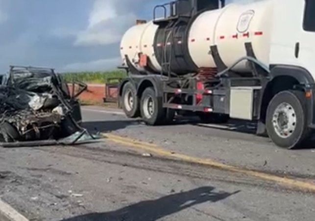 Motorista morre em colisão entre Fiat Uno e caminhão betoneira na BR-424, em Alagoas