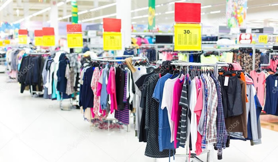 Mulher é presa furtando 29 peças de roupas de Supermercado em Maceió