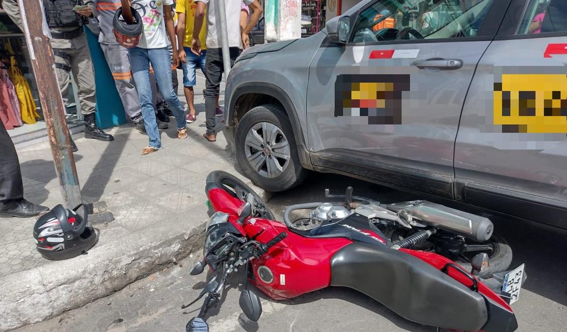 Colisão entre carro e moto deixa motociclista ferido em Arapiraca