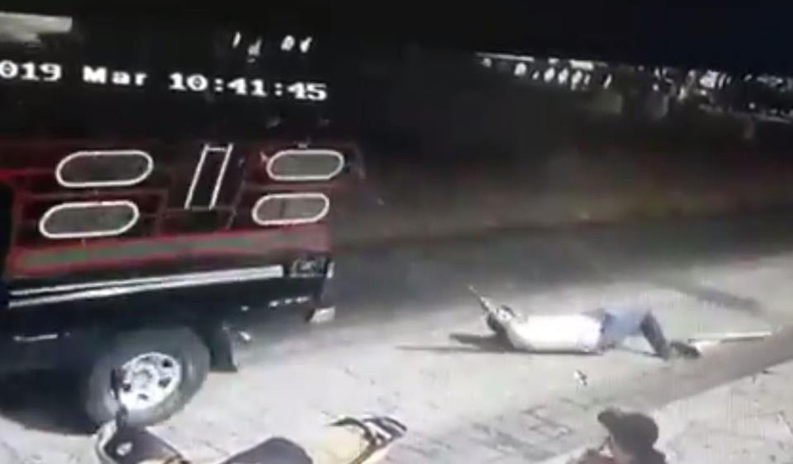 Vídeo: Prefeito é amarrado em carro e arrastado por não cumprir promessa