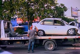 Em Maceió, motorista de aplicativo com passageira cochila no volante e bate em árvore