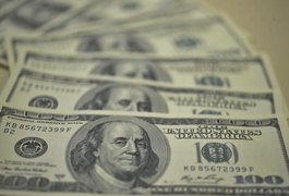 Após três meses de alta, dólar fecha outubro com queda de 2,6%