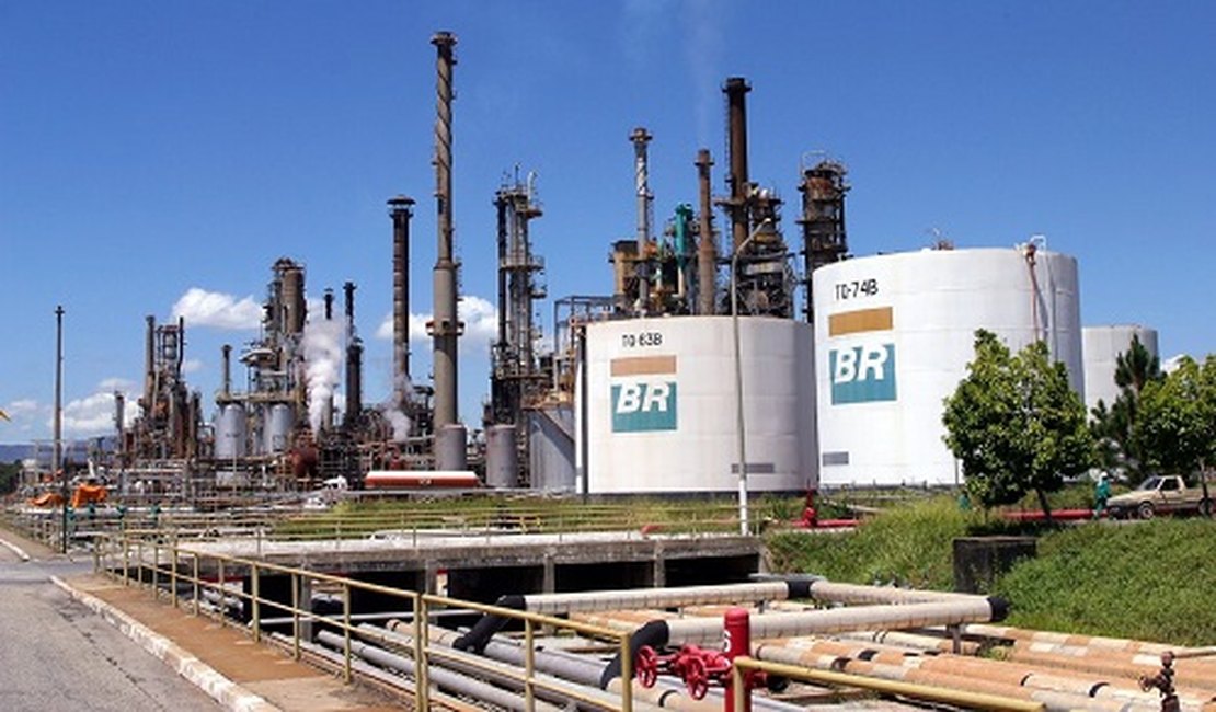 Petrobras reduz preço da gasolina em 4,4% nas refinarias neste sábado (25)