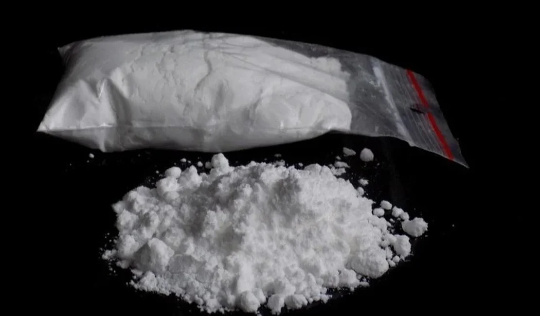 Motorista é flagrado cheirando cocaína dentro de carro no Manoel Teles