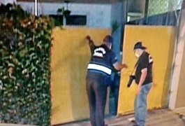 Populares encontram corpo enrolado em pano e coberto com almofadas