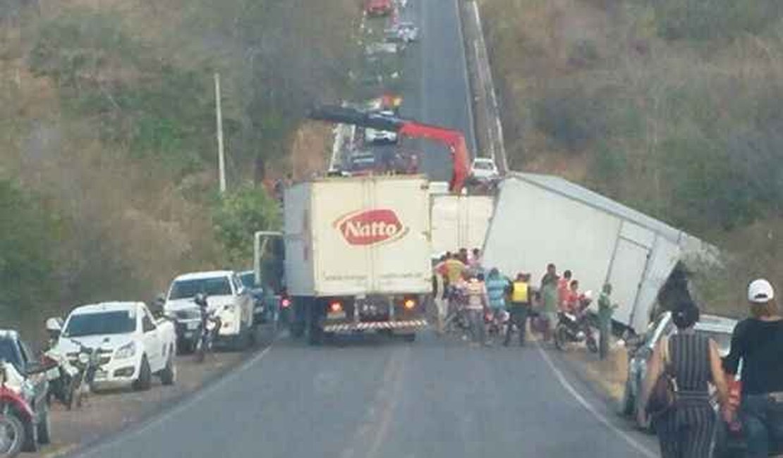 Sete pessoas morrem em acidente envolvendo uma van, dois caminhões e uma moto