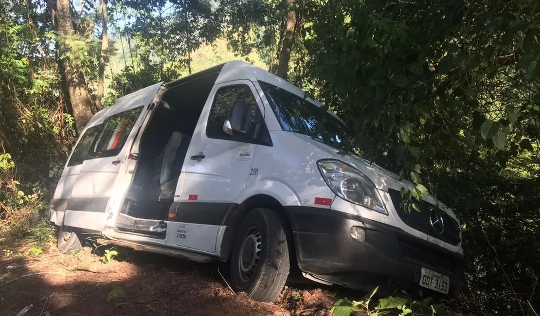 Van com integrantes da banda 'Os Barões da Pisadinha' se envolve em acidente no Espírito Santo