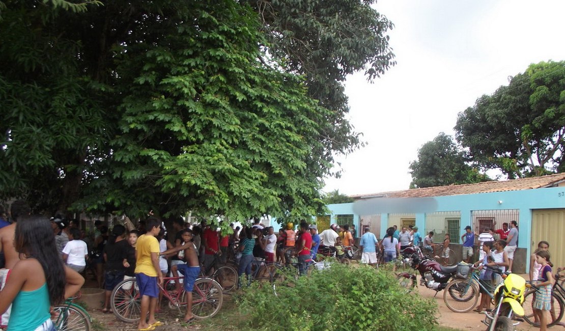 Seis homens perseguem e matam jovem a facadas