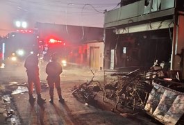 Supermercado fica destruído após incêndio, na parte baixa de Maceió