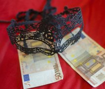 Dominação financeira: Saiba mais sobre o fetiche em que homens sentem prazer em dar dinheiro para mulheres