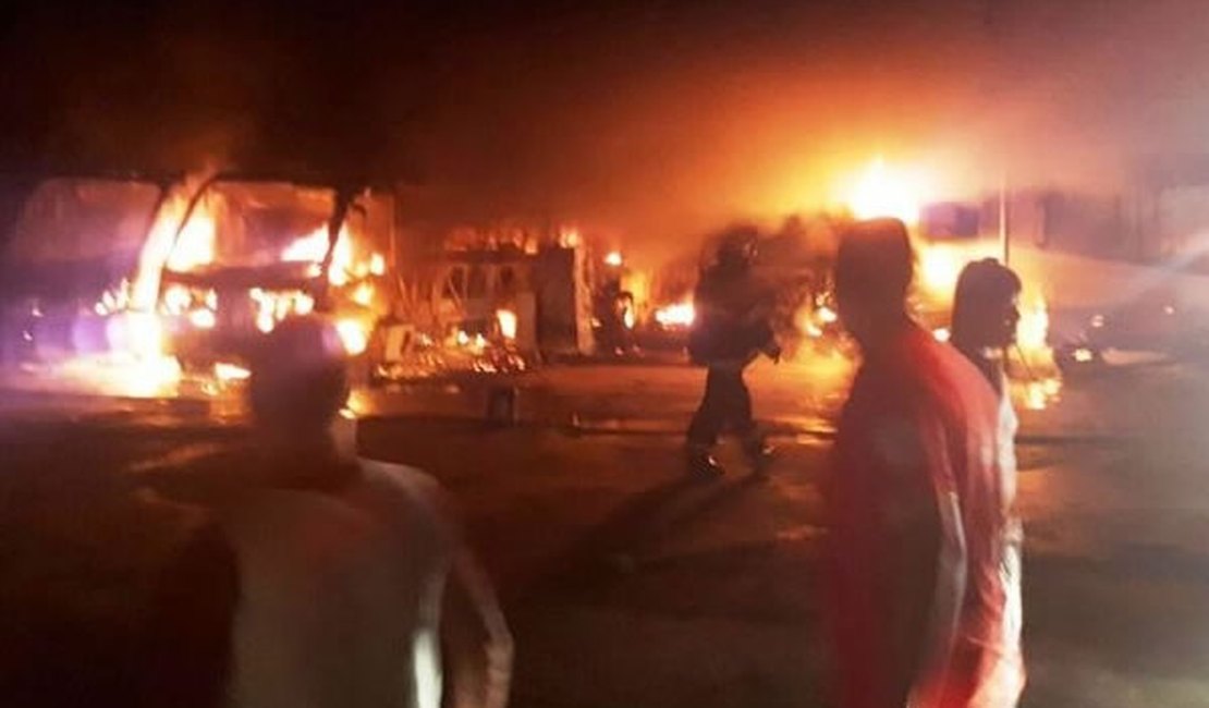 Incêndio em garagem destrói ônibus e micro-ônibus em Pilar