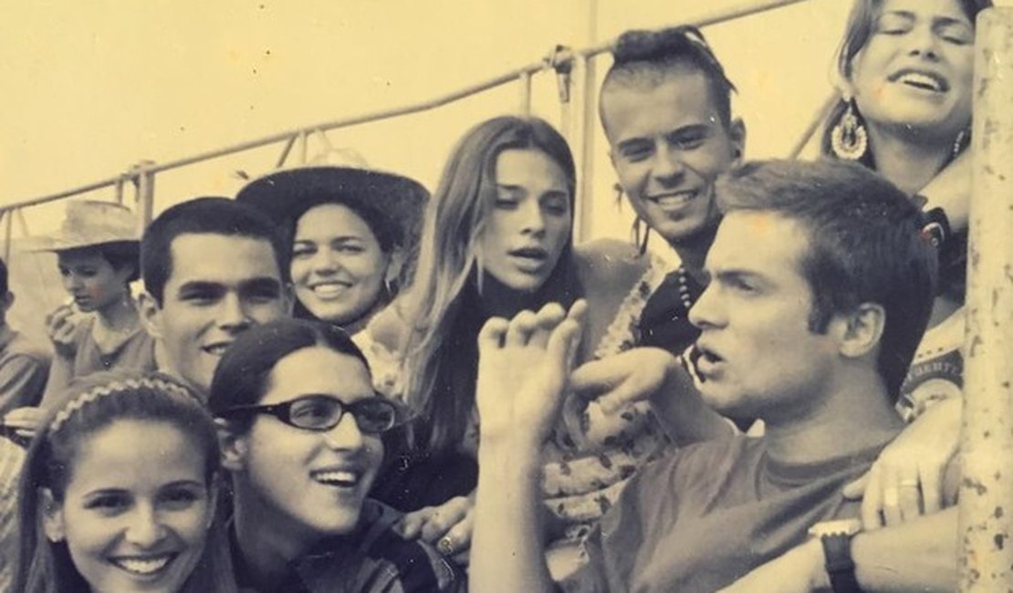Fernanda de Freitas abre o baú e mostra foto com famosos em 2002