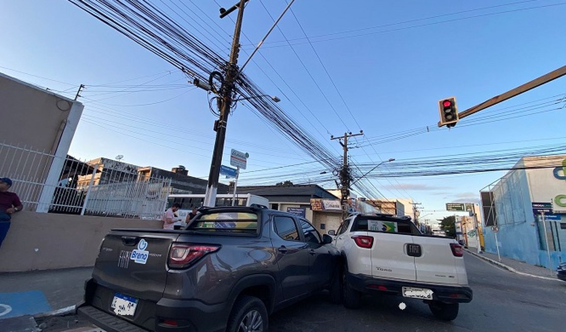 Veículos colidem no Centro de Arapiraca e trânsito termina congestionado