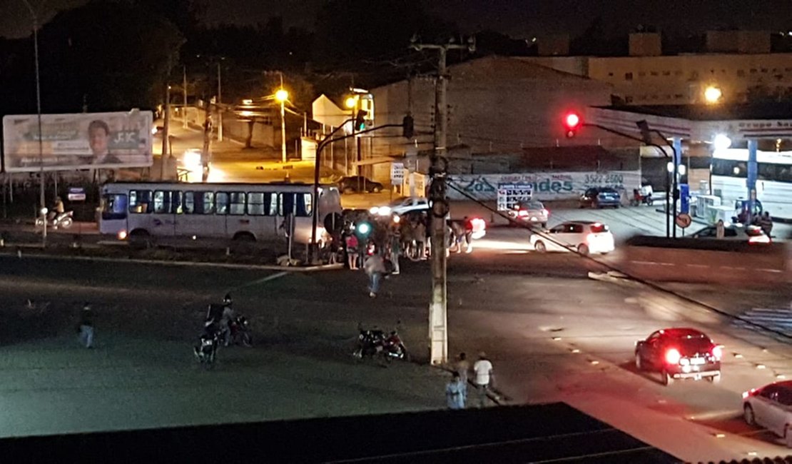 Acidente entre ônibus e 'cinquentinha' deixa homem ferido na AL-220, em Arapiraca