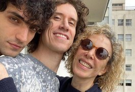 Marília Gabriela aparece ao lado do filho e do genro