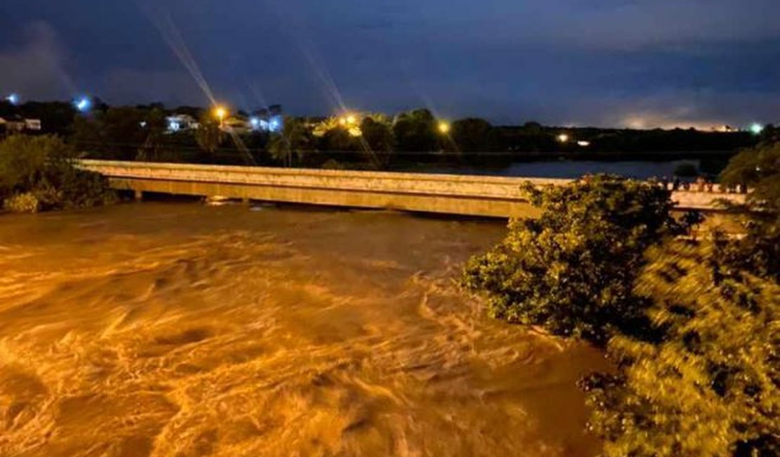 Registro fotográfico mostra nível elevado do Rio Dois Riachos, no Sertão