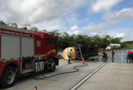 Carreta com tanque de combustível tomba em rodovia alagoana