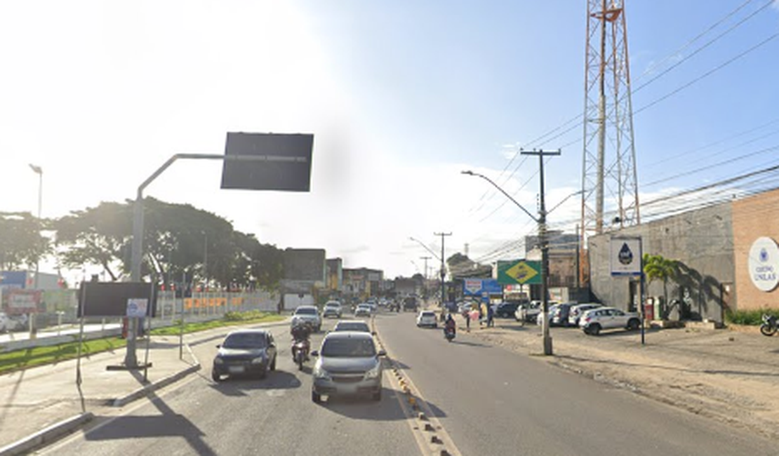 Homem sofre ferimentos após capotamento de carro em frente a atacarejo em Maceió