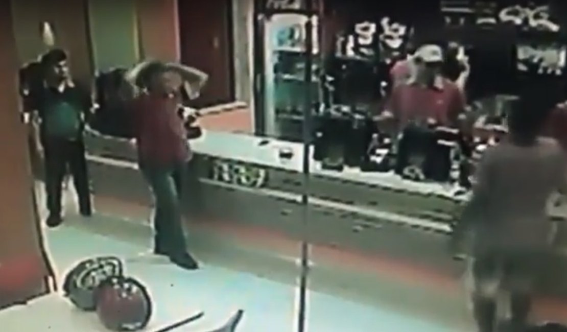 VÍDEO: Funcionários e clientes são feitos reféns em lanchonete do Centro de Arapiraca