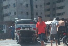 Policiais ficam feridos após viatura da PM capotar em Maceió